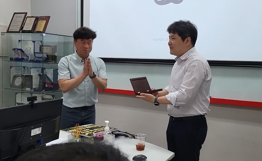 EVLASER 10년 장기근속 포상식 사진